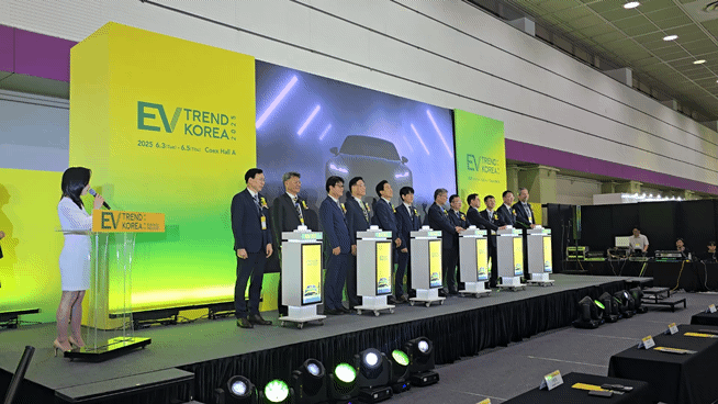 지난 3일 서울 코엑스에서 열린 'EV 트렌드 코리아 2025'를 찾은 관람객들이 전시장을 둘러보고 있다. [사진=한국배터리산업협회]