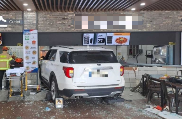 강원도 한 휴게소에서 스포츠유틸리티 차량(SUV)이 식당으로 돌진해 시민 십수 명이 다쳤다. 사진은 사고 현장. [사진=강원소방본부]