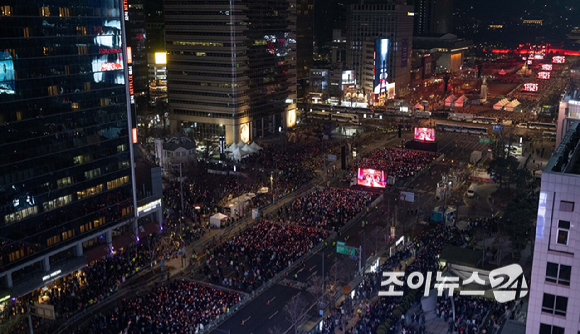 방탄소년단(BTS)이 21일 오후 서울 광화문 광장에서 정규 5집 '아리랑(ARIRANG)' 앨범 발매를 기념해 컴백 무대를 선보이고 있다. [사진=사진공동취재단]