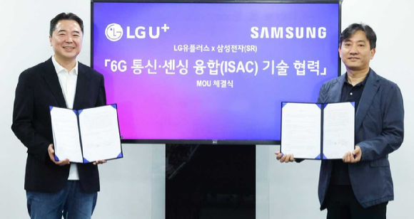 27일 오전 서울 강서구 LG사이언스파크 마곡사옥에서 열린 협약식에 이상엽 LG유플러스 CTO(왼쪽)와 정진국 삼성리서치 차세대통신연구센터장이 기념촬영을 하는 모습. [사진=LGU+]