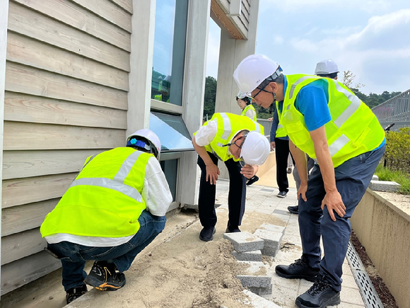 한국산림복지진흥원장(가운데)이 산림복지종합교육센터 내 폭염과 호우 대비 위험요인을 점검하고 있다. [사진=한국산림복지진흥원]