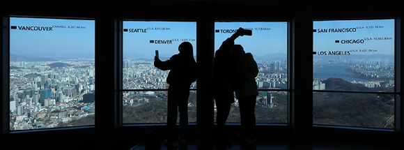 서울 낮기온이 오르면서 포근한 초봄 날씨를 보인 26일 서울 경복궁을 찾은 관광객이 외투를 손에 걸친 채 궁궐을 돌아보고 있다. [사진=연합뉴스]