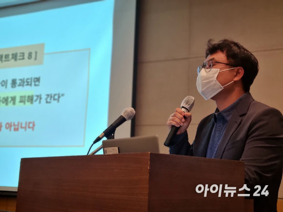 12일 오후 서울 영등포구 전경련회관에서 열린 '망 무임승차하는 글로벌 빅테크, 이대로 괜찮은가?' 간담회에서 김성진 SK브로드밴드 실장이 발언하고 있는 모습. [사진=안세준 기자]