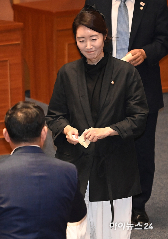 강선우 더불어민주당 의원이 5일 오후 서울 여의도 국회 본회의에서 방송법 일부개정법률안(대한)에 대한 무제한토론 종결동의의 건에 대해 투표 후 의원들과 인사하고 있다. [사진=곽영래 기자]