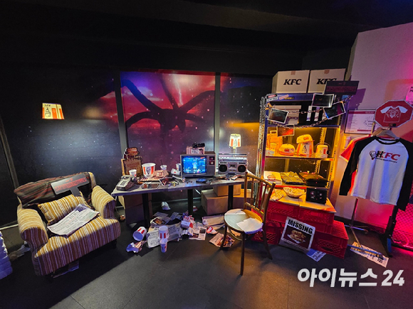 기묘한 이야기 시즌5와 협업 팝업스토어가 마련된 KFC 신촌역점 전경. [사진=전다윗 기자]