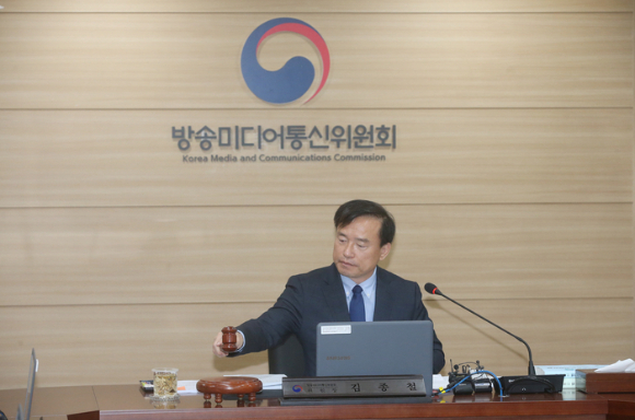 김종철 방송미디어통신위원장이 8일 정부과천청사에서 '2026년 제7차 전체회의'를 주재하고 있다. [사진=방미통위]