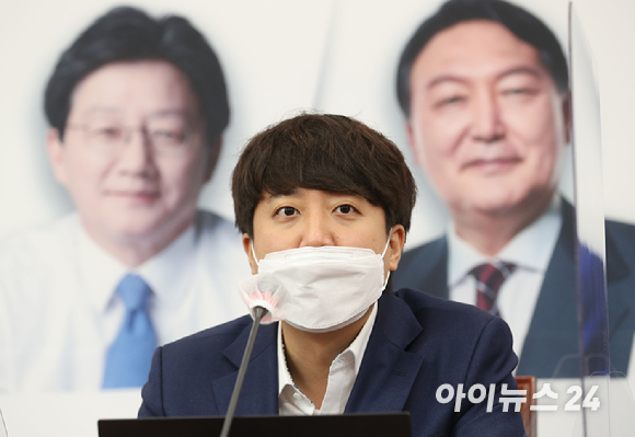 이준석 국민의힘 대표가 1일 서울 여의도 국회에서 열린 최고위원회의에서 모두발언을 하고 있다.