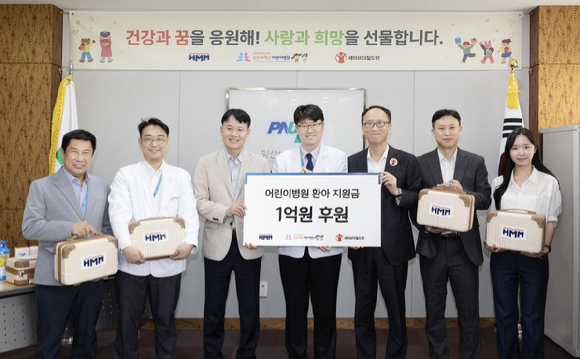 이광호 HMM 커뮤니케이션실장(좌측 세 번째), 정재민 부산대어린이병원장(좌측 네 번째)이 부산대어린이병원에서 진행된 후원금 전달식에서 기념 촬영을 하고 있다. [사진=HMM]