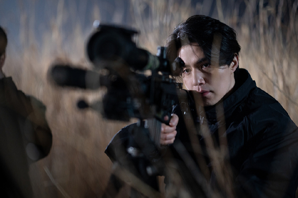 '킬러들의 쇼핑몰 시즌2'에 출연한 배우 이동욱이 인터뷰에 앞서 사진촬영을 하고 있다. [사진=킹콩 by 스타쉽]