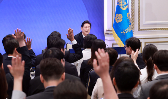 이재명 대통령이 3일 청와대 영빈관에서 열린 '대통령의 30일, 언론이 묻고 국민에게 답하다' 기자회견에서 취재진 질문을 받고 있다. 2025.7.3 [대통령실통신사진기자단] [사진=연합뉴스]