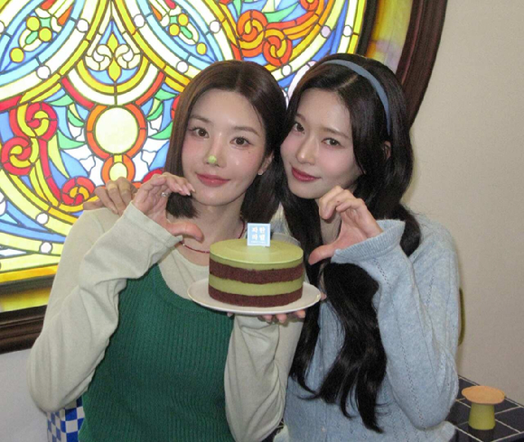 파리바게뜨가 건강 베이커리 브랜드 '파란라벨'의 모델로 가수 권은비와 배우 김민주를 발탁했다. [사진=파리바게뜨]