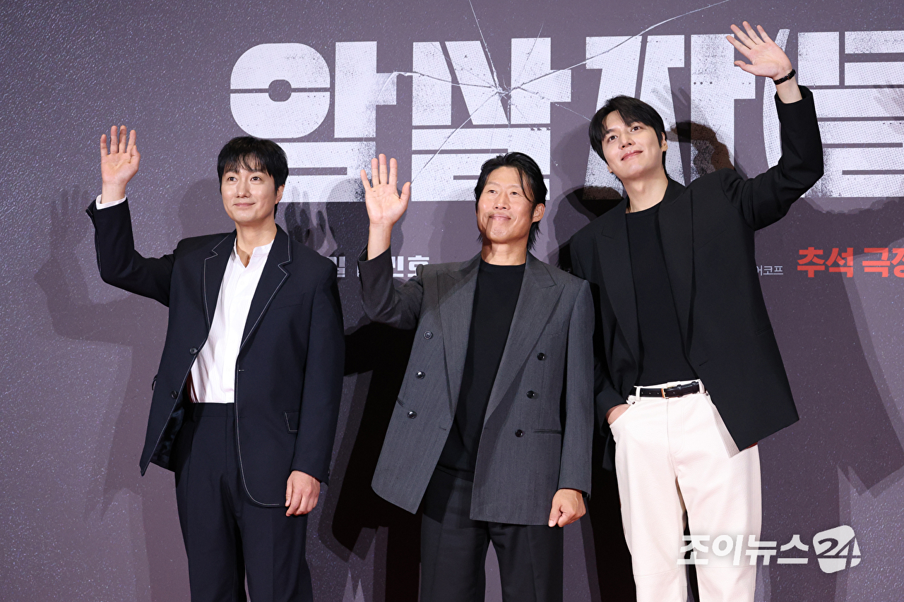 배우 박해일, 유해진, 이민호가 31일 서울 강남구 삼성동 메가박스 코엑스점에서 진행된 영화 '암살자(들)'(감독 허진호) 쇼케이스에 참석해 포즈를 취하고 있다. [사진=문수지 기자]
