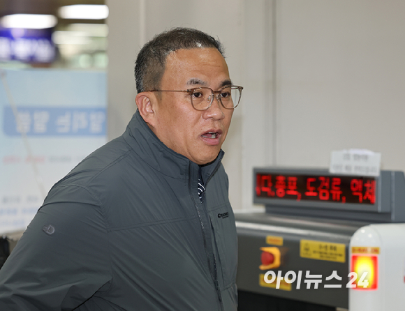 21일 서울 서초구 서울중앙지방법원에서 여론조사 무상 제공 의혹을 받는 명태균 씨가 공판 출석하고 있다. 2026.04.21 [사진=사진공동취재단]