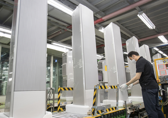 삼성전자 광주사업장에서 직원들이 '비스포크 무풍에어컨 갤러리'를 생산하는 모습. [사진=삼성전자 ]