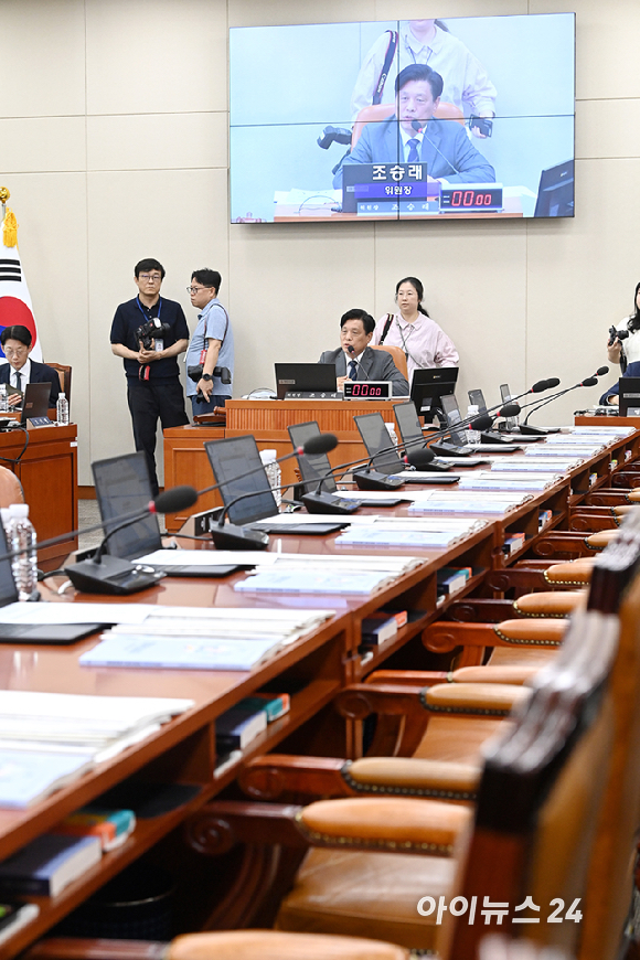 조승래 국회 재정경제기획위원장이 7일 서울 여의도 국회에서 열린 재정경제기획위원회 전체회의를 주재하고 있다. [사진=곽영래 기자]