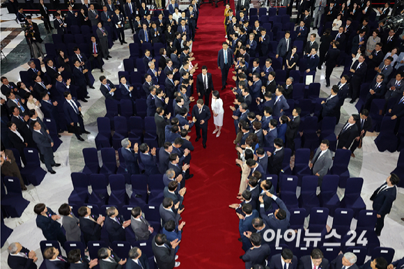 제21대 대통령에 당선된 이재명 대통령과 김혜경 여사가 4일 국회 로텐더홀에서 열린 취임선서에서 참석자들과 악수하고 있다. [사진=국회시잔취재단]