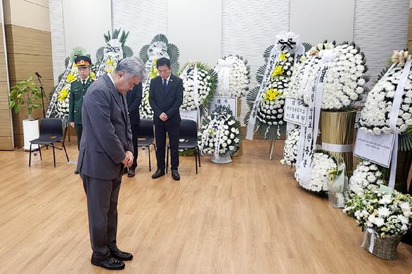 정원주 대우건설 회장이 25일 주한 베트남 대사관을 찾아 응우옌 푸 쫑 베트남 공산당 서기장을 조문하고 있다. [사진=대우건설]