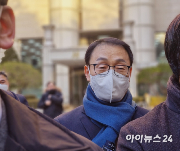 18일 오후 구현모 KT 대표가 정치자금법 위반 혐의로 서울중앙지방법원에 피고인 신분 출석했다. [사진=안세준 기자]