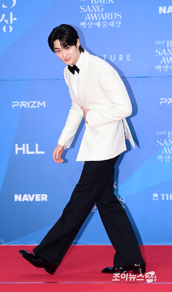 배우 변우석이 5일 오후 서울 삼성동 코엑스에서 열린 제61회 백상예술대상 시상식 레드카펫 행사에 참석하고 있다. [사진=정소희 기자]