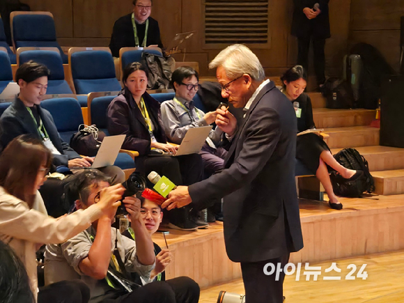 젠슨 황 엔비디아 CEO가 31일 경주예술의전당 원화홀에서 열린 프레스 컨퍼런스에서 잠시 숨을 고르는 모습. [사진=박지은 기자]