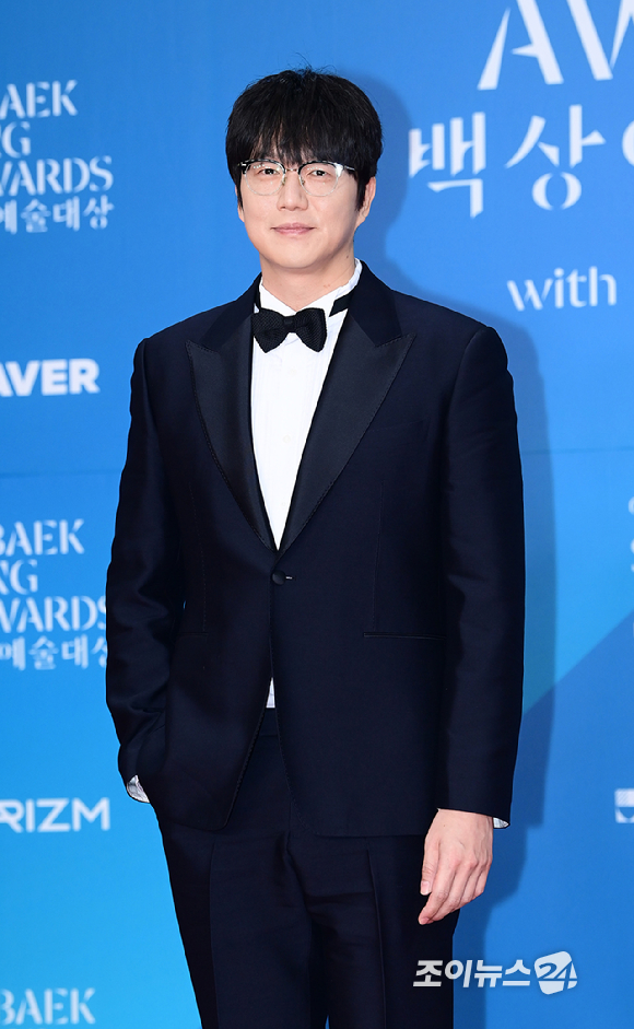 &apos;유튜브 중단&apos; 성시경, 배신한 매니저 출연 영상 비공개 전환