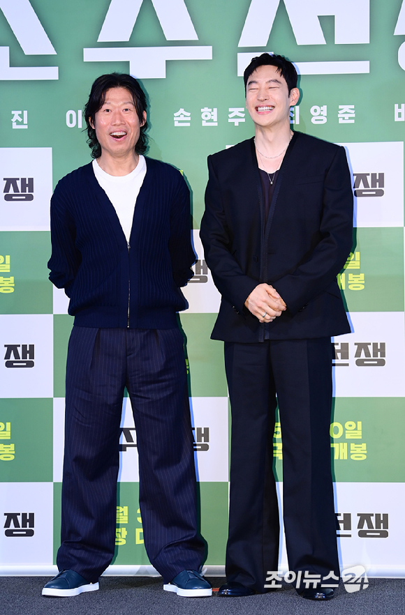 배우 유해진과 이제훈이 29일 오후 서울 용산구 용산 CGV에서 열린 영화 '소주전쟁' 언론시사회에 참석하고 있다. [사진=정소희 기자]