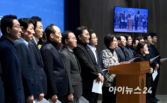 국민의힘 의원들이 3일 서울 여의도 국회 소통관에서 대구&middot;경북 통합 관련 기자회견을 하고 있다. [사진=곽영래 기자]