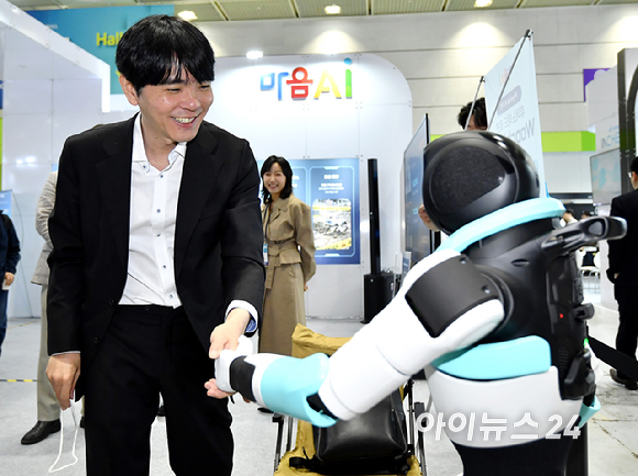 전 프로 바둑기사 이세돌이 22일 서울 강남구 코엑스에서 열린 2026 월드IT쇼에서 마음AI 부스를 둘러보고 있다. [사진=곽영래 기자]