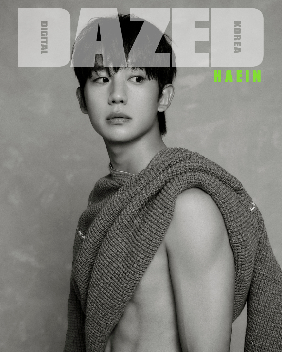 배우 정해인이 화보 촬영에서 포즈를 취하고 있다. [사진=데이즈드]