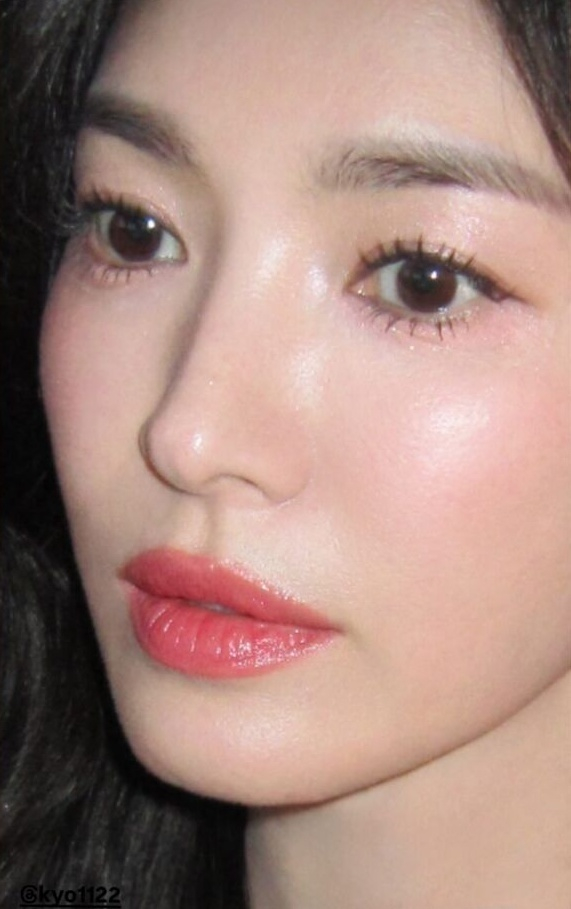 송혜교, 모공 1도 없는 초초근접샷...AI보다 더 AI 같은 미모