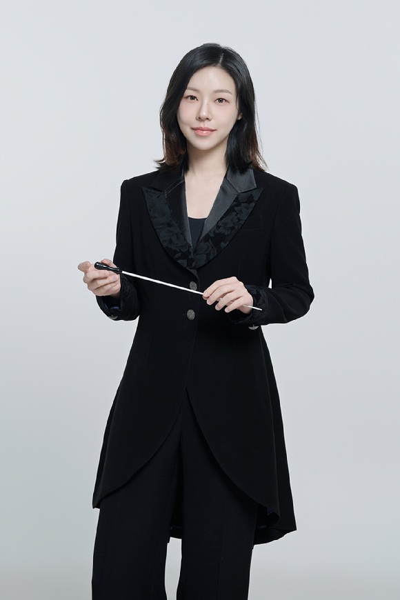플래직 대표이사 겸 지휘자 진솔이 인터뷰에 앞서 사진 촬영을 하고 있다. [사진=플래직 ]