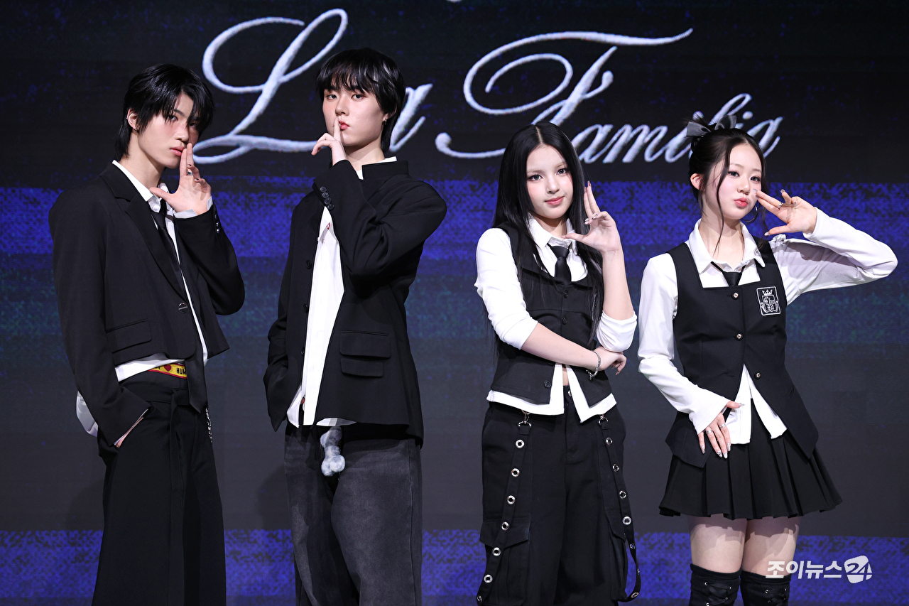 그룹 초코(ChoCo)가 24일 오후 서울 마포구 상암동 쇼킹케이팝센터에서 열린 초코엔터테인먼트 첫 패밀리 앨범 '초코 라 파밀리아(ChoCo La Familia)' 발매 기념 쇼케이스에 참석해 포즈를 취하고 있다. [사진=문수지 기자]