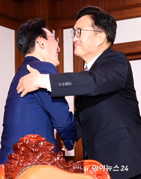 우원식 국회의장이 4일 서울 여의도 국회의장실을 예방한 김민석 국무총리 악수하고 있다. [사진=정소희 기자]