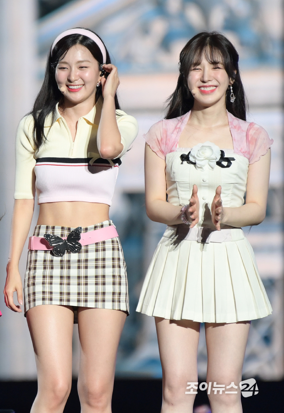 그룹 레드벨벳 슬기와 웬디가 20일 오후 경기 수원월드컵경기장에서 진행된 '에스엠타운 라이브 2022 : 에스엠씨유 익스프레스 @휴먼 시티_수원'(SMTOWN LIVE 2022 : SMCU EXPRESS @HUMAN CITY_SUWON) 콘서트에 참석해 인사하고 있다. [사진=정소희 기자]