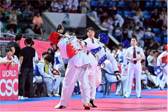 '2025 서울 컵(SEOUL CUP) 국제오픈태권도대회'에서 겨루기 경기중인 선수들 [사진=세계어린이스포츠위원회]