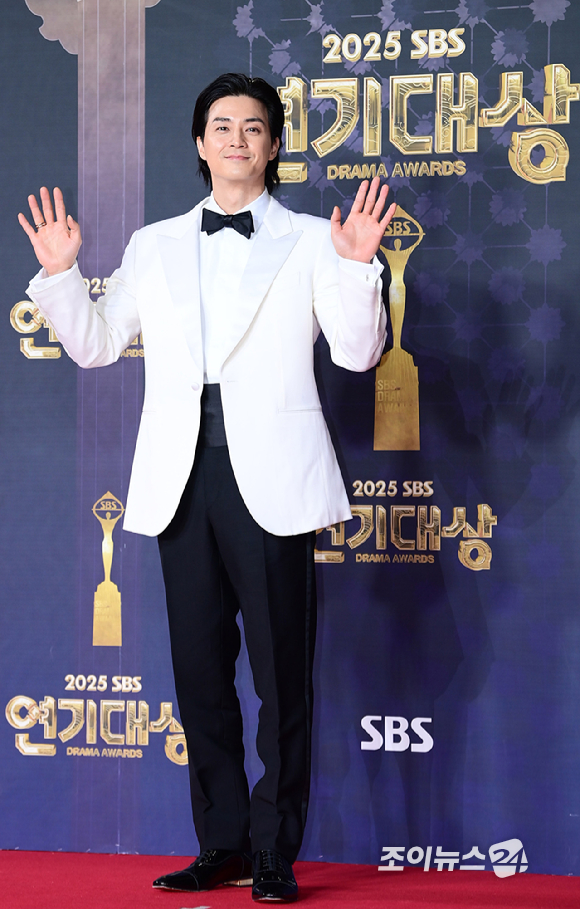 '귀궁' 배우 김지훈이 31일 오후 서울 마포구 상암동 SBS 프리즘타워에서 열린&nbsp;2025 SBS 연기대상&nbsp;레드카펫 행사에 참석하고 있다. [사진=정소희 기자]