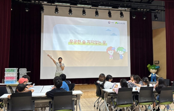 13일 한국산림복지진흥원 국립춘천숲체원(강원 춘천시 신북읍)에서 진행된 청소년들이 광복절 산림교육 프로그램. [사진=한국산림복지진흥원 ]