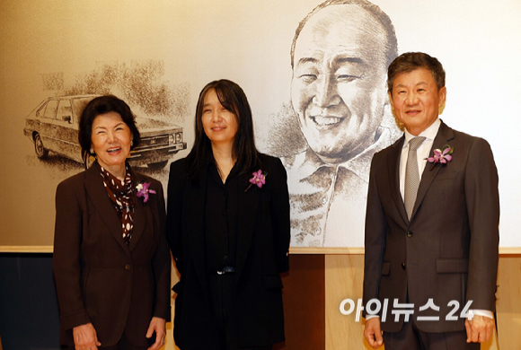 한국인 최초로 노벨문학상을 수상한 한강 작가가 17일 서울 강남구 아이파크타워에서 열린 제18회 포니정 혁신상 시상식에 참석하고있다. [사진=사진공동취재단]