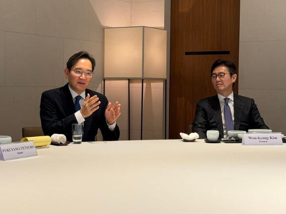 이재용 삼성전자 회장이 지난 14일 서울 모처에서 방한한 일본 국회 의원들과 오찬 후 기념사진을 찍고 있다. [사진=히라키 다이사쿠 공명당 참의원 국회대책위원장 X]