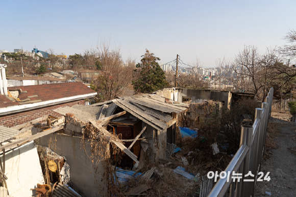 이주율 90%로 철거를 앞둔 서울 성북구 정릉골 재개발 현장에 쓰레기가 잔뜩 쌓여있다. [사진=김민지 기자]