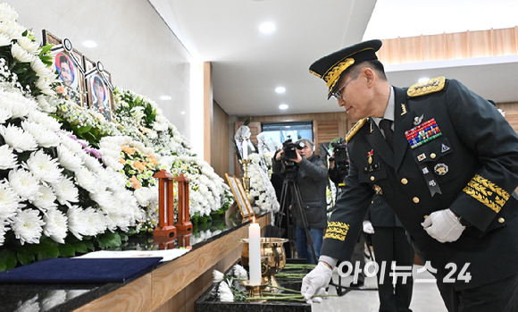 12일 오전 경기 성남시 분당구 국군수도병원 장례식장에서 코브라 헬기 추락으로 순직한 故 장희성‧정상근 준위 영결식이 엄수되고 있다. [사진=사진공동취재단]