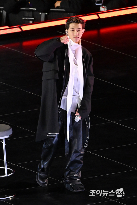 방탄소년단(BTS)이 21일 오후 서울 광화문 광장에서 정규 5집 '아리랑(ARIRANG)' 앨범 발매를 기념해 컴백 무대를 선보이고 있다. [사진=사진공동취재단]