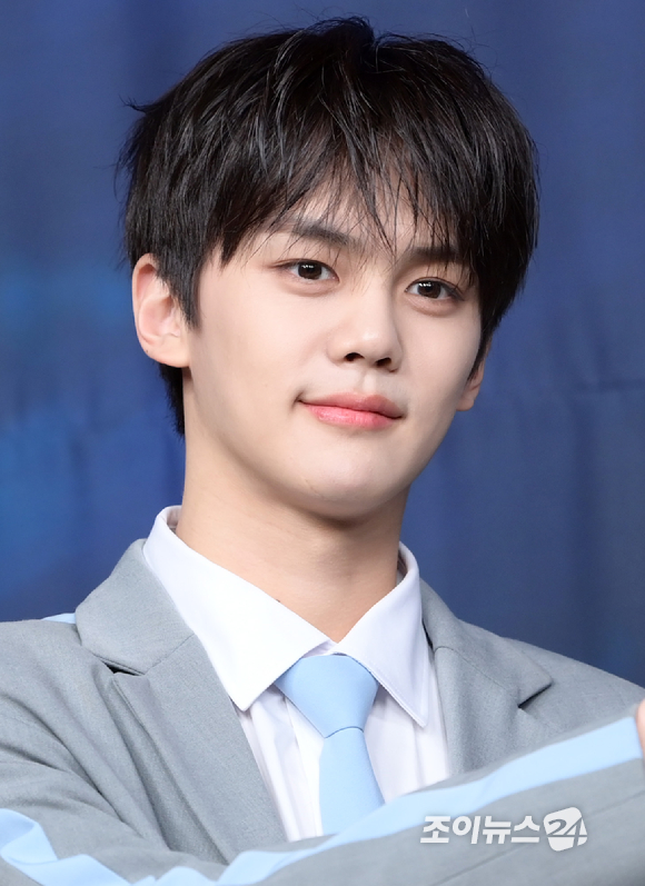 29일 오후 서울 마포구 상암동 CJ사옥에서 열린 MNET '보이즈 플래닛' 28인 생존자 신고식에 연습생 김규빈이 포토타임을 갖고 있다. [사진=정소희 기자]