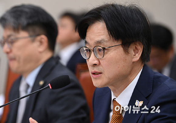 김정관 산업통상부 장관이 24일 서울 여의도 국회 산업통상자원중소벤처기업위원회에서 열린 국정감사에서 의원 질의에 답변하고 있다. [사진=곽영래 기자]