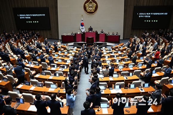이재명 대통령이 26일 국회에서 열린 본회의에서 추가경정예산 시정연설을 하기 위해 입장하며 의원들과 인사를 하고 있다. [사진=국회사진기자단]