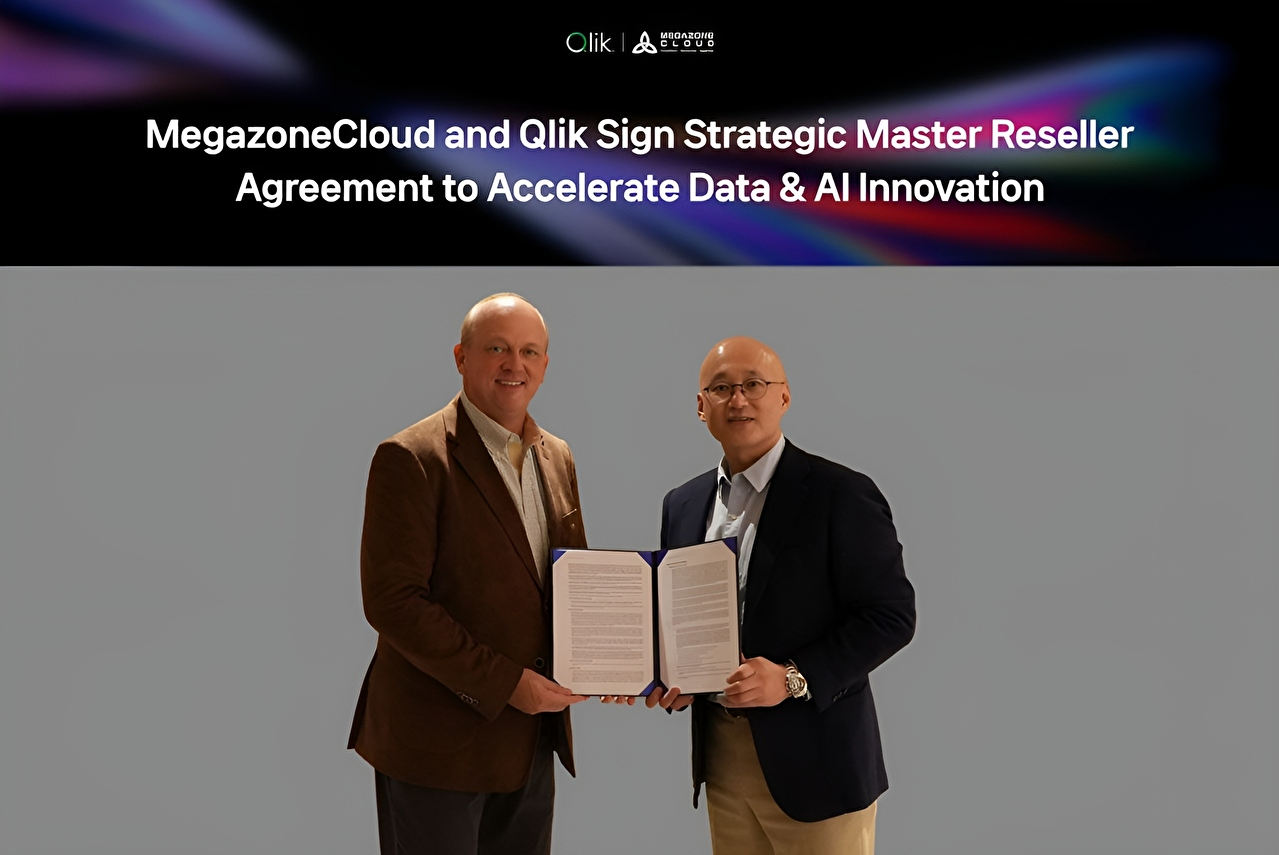 1일(현지시간) 미국 라스베이거스 윈 호텔에서 데이비드 젬버 클릭 글로벌 채널·제휴 담당 수석 부사장(왼쪽)과 염동훈 메가존클라우드 대표가 데이터 인공지능(AI) 혁신 가속을 위한 마스터 리셀러 계약 체결식 기념 촬영을 하고 있다. [사진=메가존클라우드]