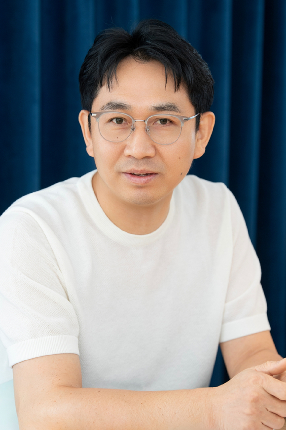이승영 감독이 30일 서울 모처에서 진행된 SBS 금토드라마 '김부장' 종영 기념 인터뷰에서 포즈를 취하고 있다. [사진=SBS]