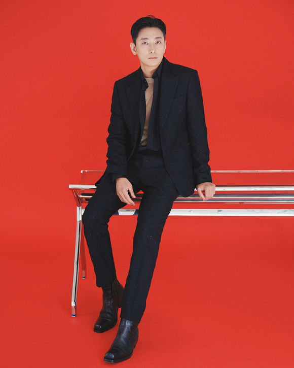 배우 주지훈이 넷플릭스 시리즈 '중증외상센터' 인터뷰에 앞서 포즈를 취하고 있다. [사진=넷플릭스]