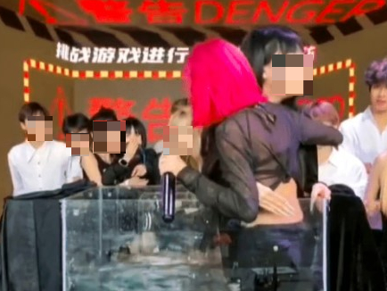 검은 머리의 여성 스트리머는 동료 라이브 스트리머가 자신을 물속에 밀어 넣으려 하자 공포에 질렸다. [사진=SCMP 캡처]