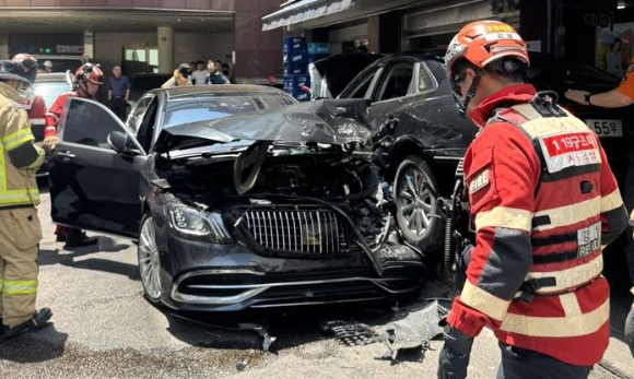 서울 강남의 한 식당 안으로 차량이 돌진하는 사고가 발생해 시민 4명이 부상을 입었다. 사진은 사고 현장. [사진=강남소방서]